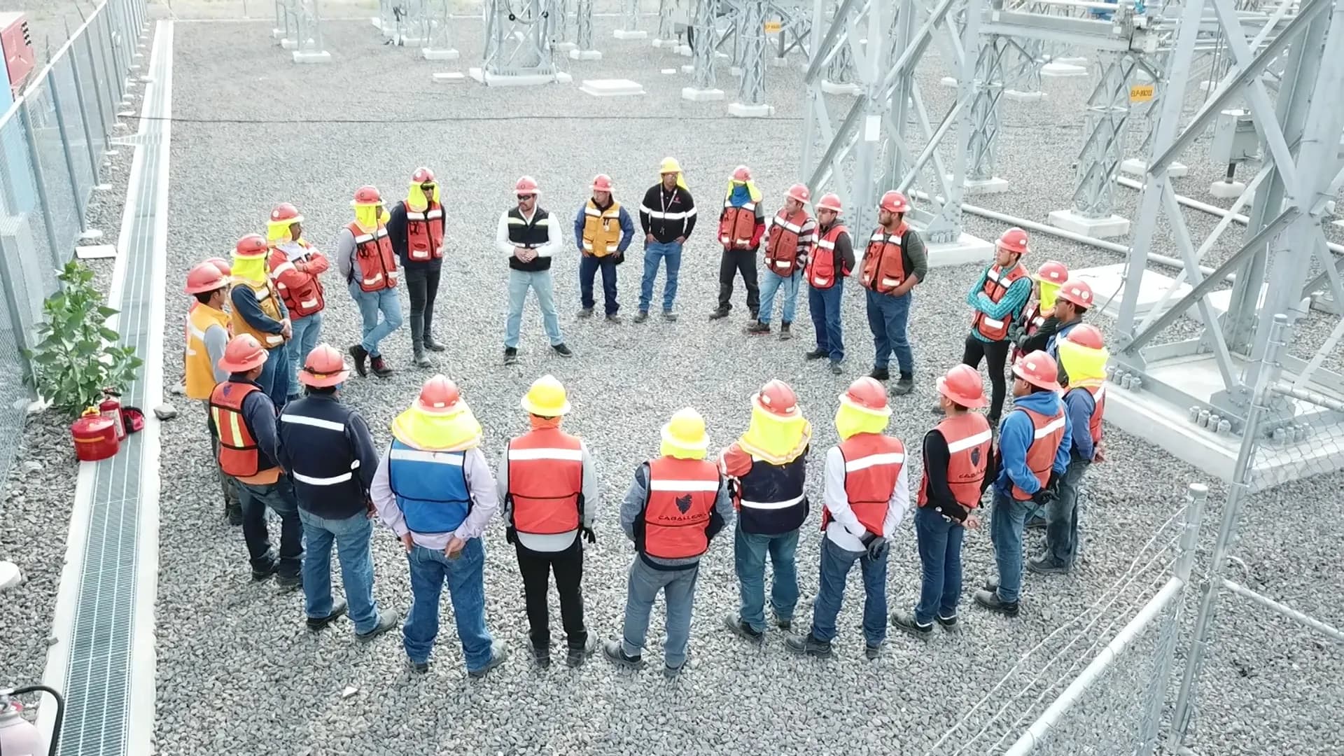 Trabajadores formando un circulo, en una reunión antes de la jornada laboral