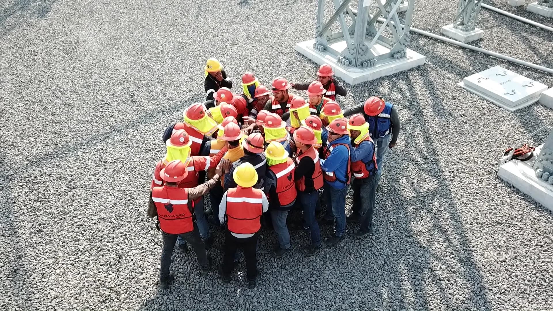 Trabajador dando mantenimiento a una torre de alta tensión