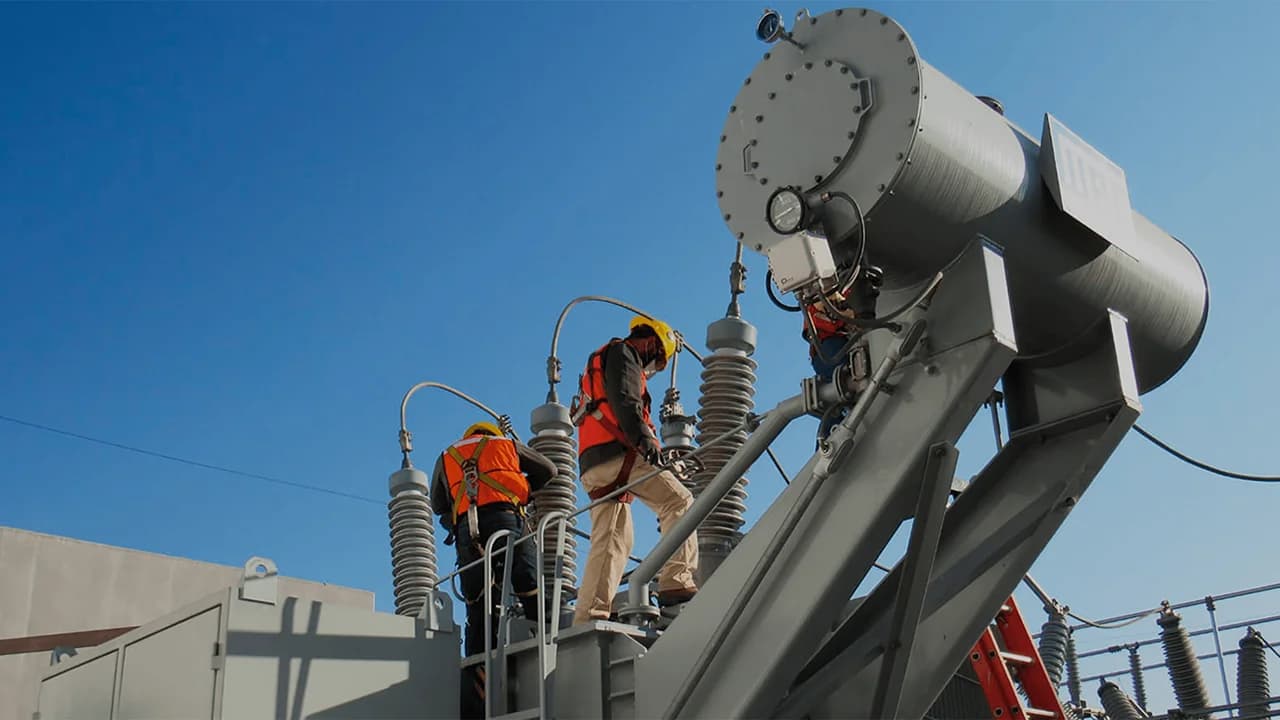 Trabajadores dando mantenimiento a una torre de alta tensión