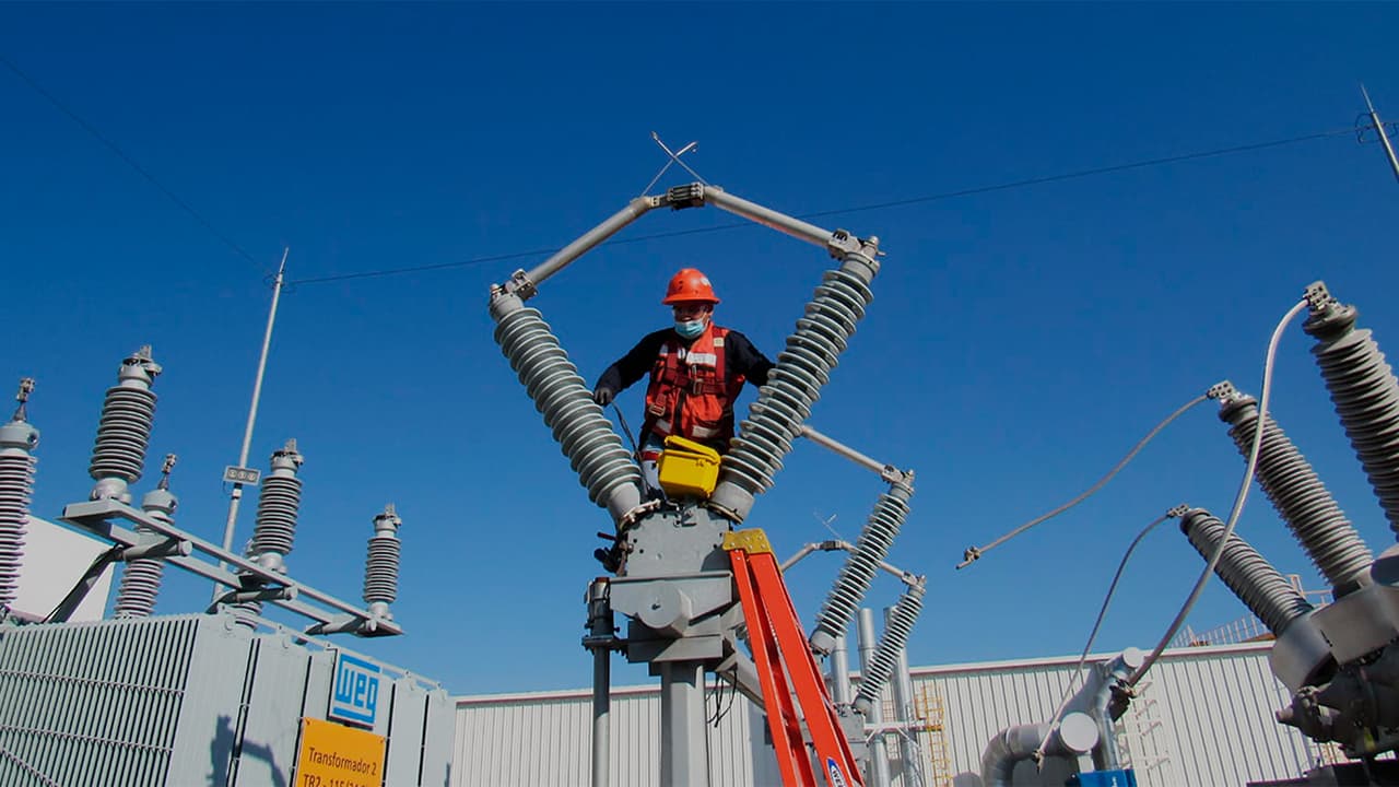Experto en sistemas eléctricos instalando una antena de alta tensión
