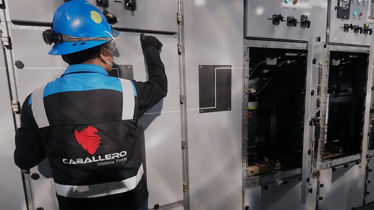 Expertos en sistemas eléctricos revisando un transformador de potencia
